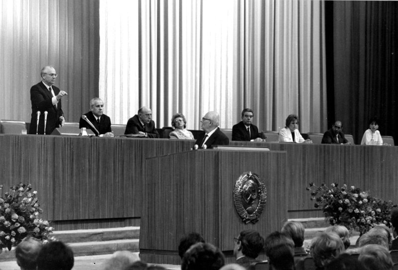 1 съезд народных депутатов горбачев. Сахаров на съезде народных депутатов 1989. Горбачев на съезде народных депутатов.